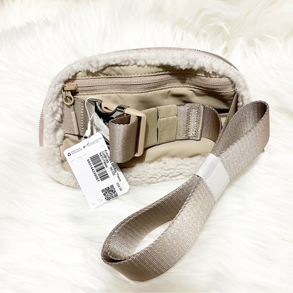 Lululemon • Everywhere Belt Bag Fleece - Picture 9 of 14